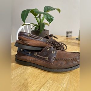 Dark brown men’s Sperry Topsiders ⛵️ 🌊